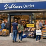 Außenansicht des Bahlsen Outlets in Essen mit Angeboten, Keksdisplays und Kunden beim Einkaufen.