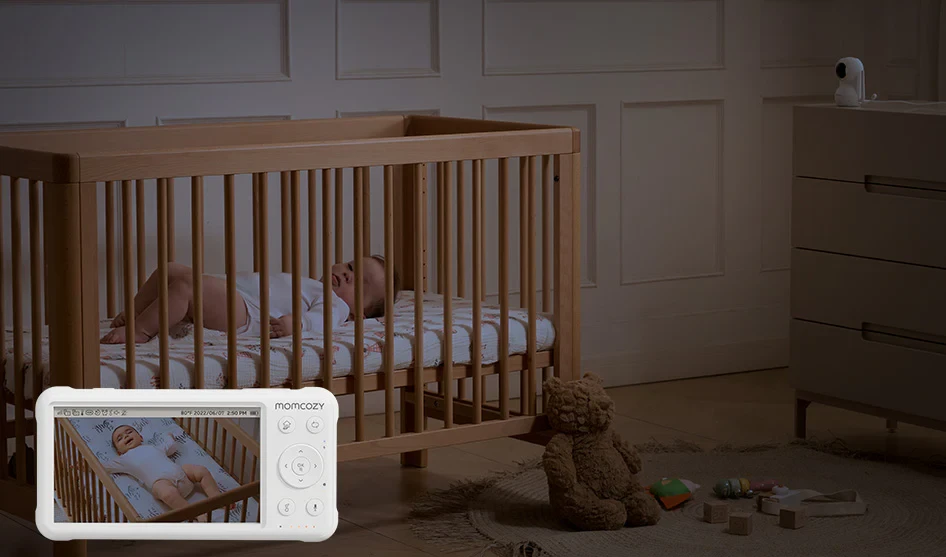 Baby schläft im Holzbett, überwacht per Babyphone im ruhigen Kinderzimmer bei Nacht zur Schlafzeit.