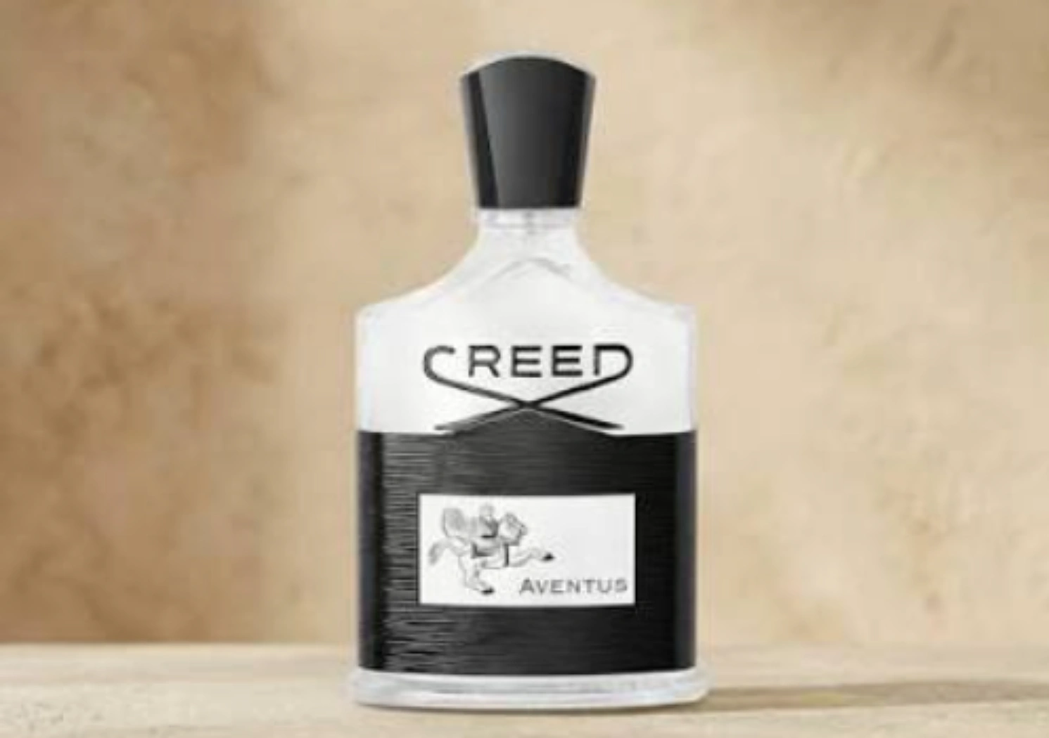 Creed Aventus Parfümflakon auf hellem Untergrund mit elegantem schwarzem Design und goldenem Hintergrund.