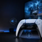 DualSense-Controller auf modernem Gaming-Schreibtisch mit blauen Lichteffekten und Feature-Overlays.
