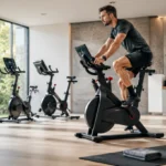 Moderne Heimtrainer-Fahrräder im Test für effektives Home-Training in hellem Wohnraum heute.