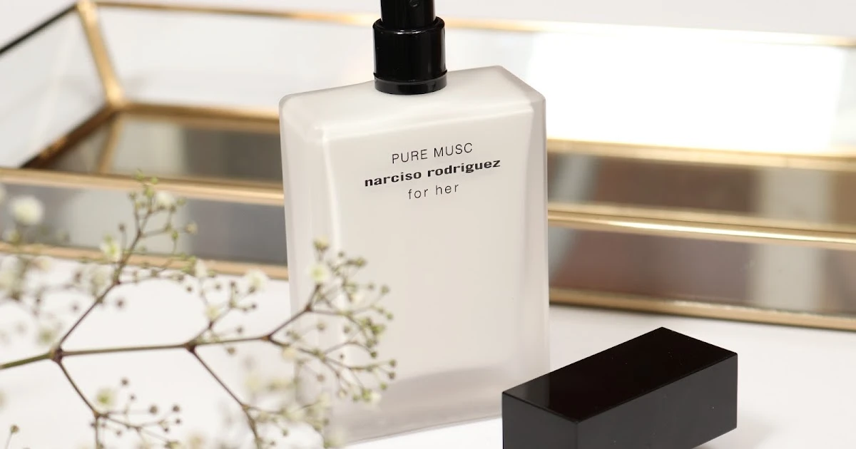 Narciso Rodriguez Pure Musc Flakon auf edler Ablage mit weißen Blüten in stilvoller Atmosphäre