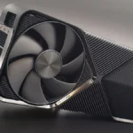 NVIDIA GeForce RTX 4080 Super Grafikkarte mit großem Lüfter und schwarzem Kühler im Detail gezeigt.