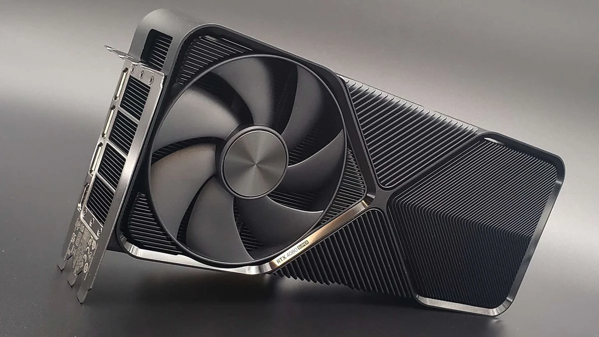 NVIDIA GeForce RTX 4080 Super Grafikkarte mit großem Lüfter und schwarzem Kühler im Detail gezeigt.