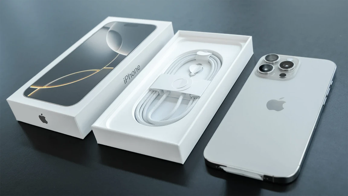 Apple iPhone 16 Pro Max mit Verpackung und USB-C-Ladekabel für Preisvergleich ohne Vertrag kaufen